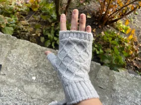 Aran - Diamond Mittens - Pearl